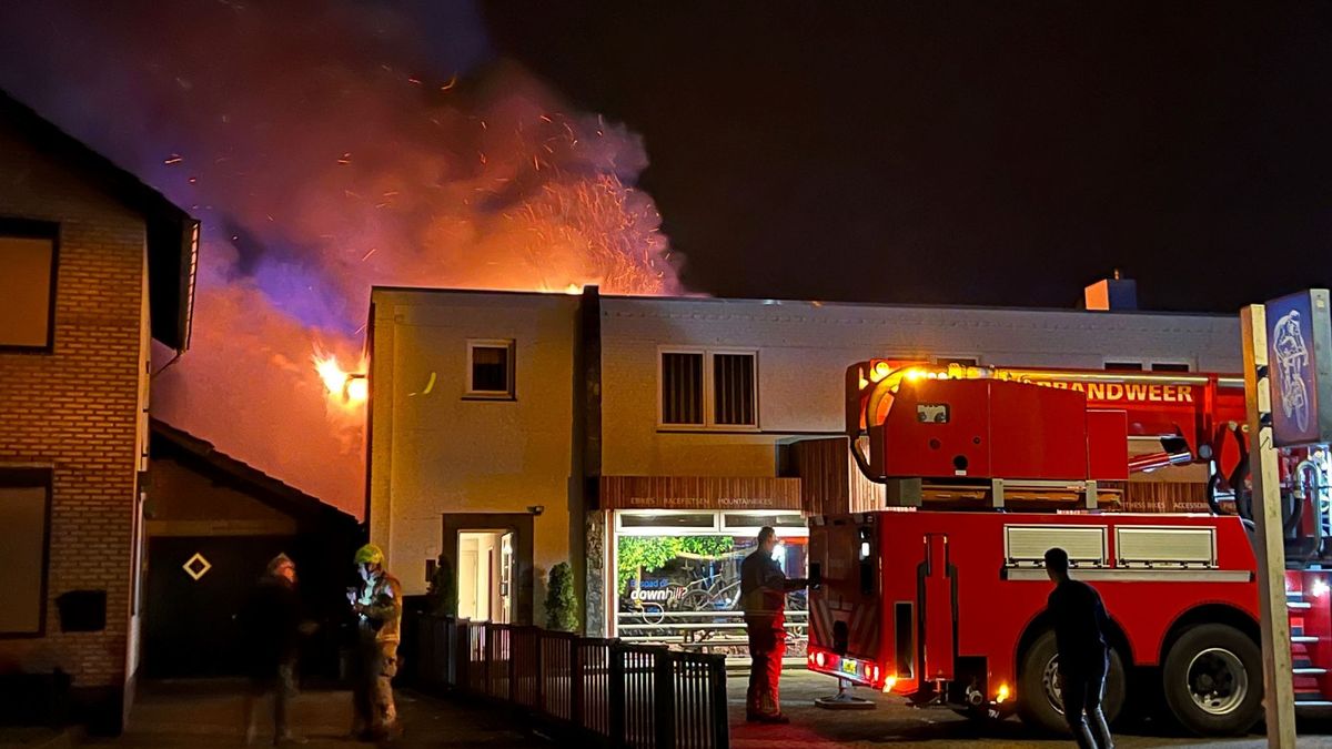 Uitslaande woningbrand Vlodrop: echtpaar op tijd gevlucht
