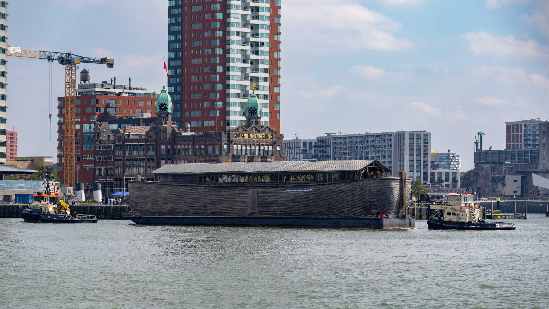 Over de Noordzee is het gevaarte naar Rotterdam gebracht.