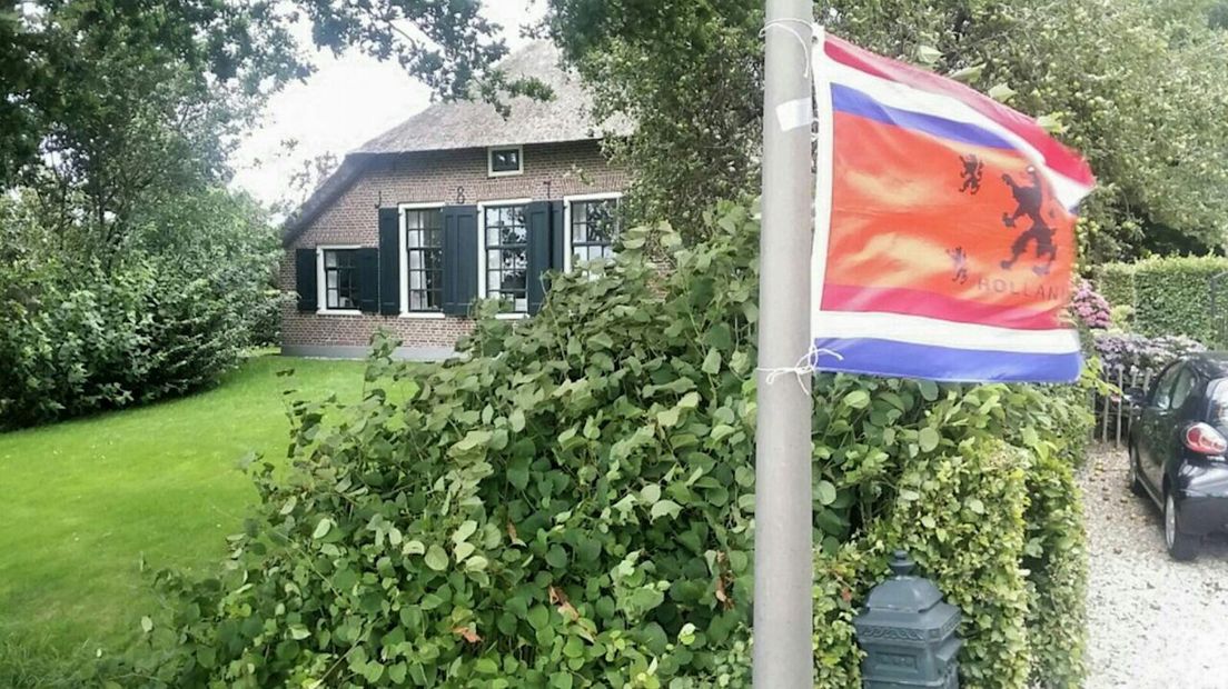 De vlag hangt uit bij het ouderlijk huis van Anna van der Breggen in Hasselt