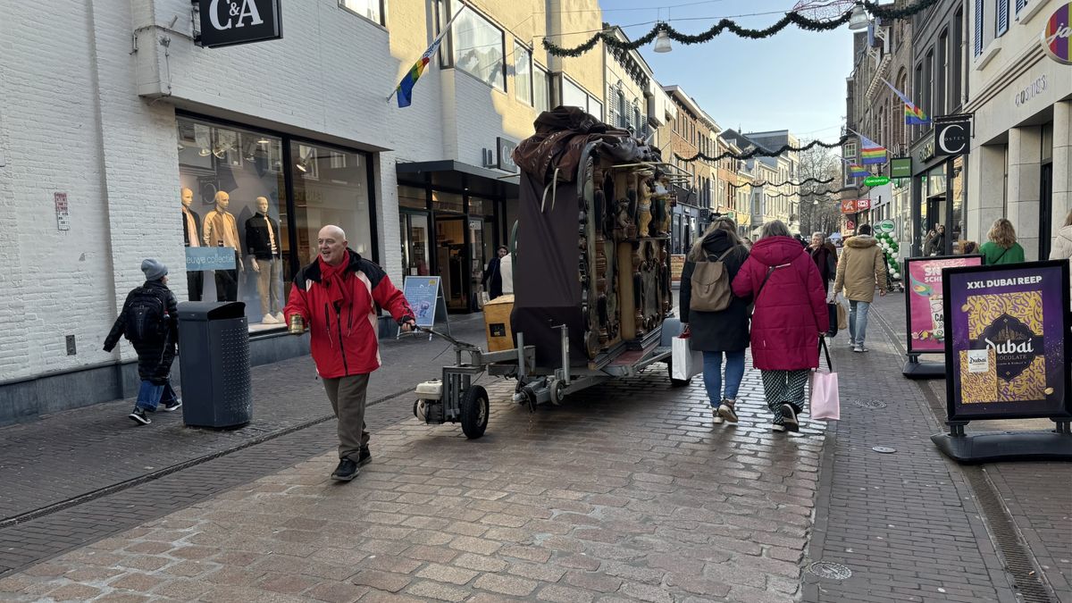 Draaiorgelman Alfons test nieuwe regels: 'Als alles goed is, blijf ik gewoon door draaien'