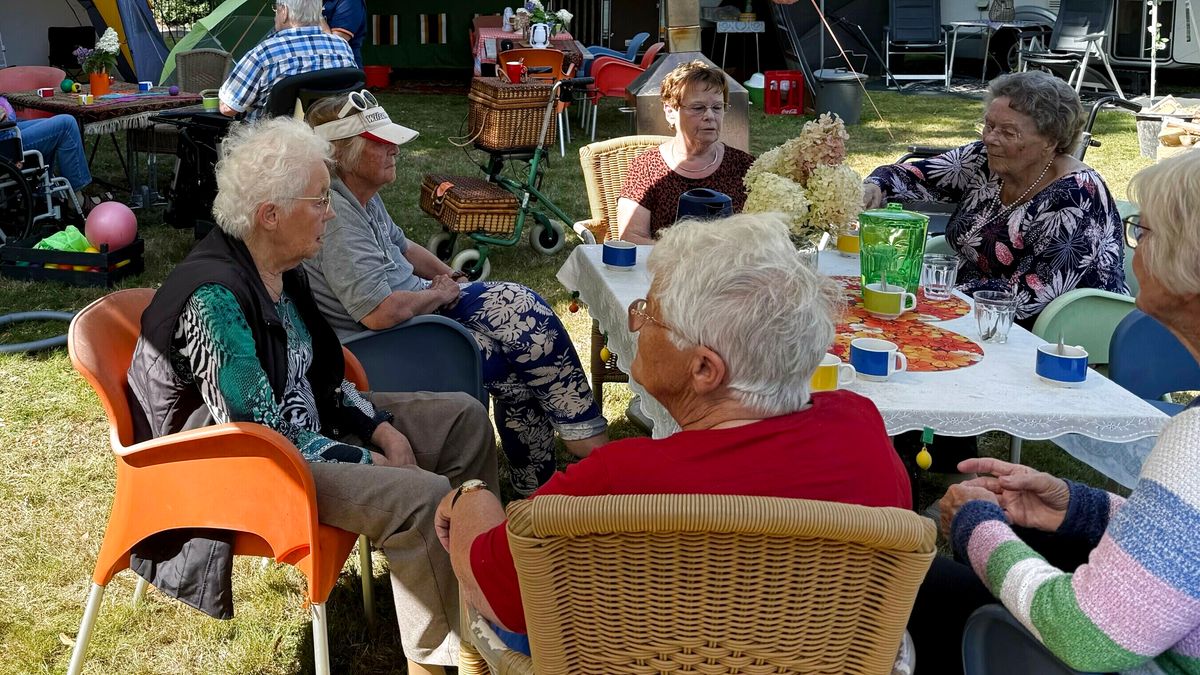 Bewoners zorgcentrum Sint Nicolaasga brengen zomer door op Camping Donia: 