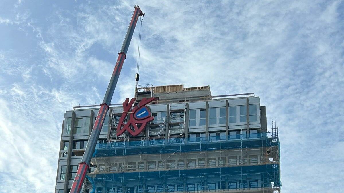 Iconische 'Schrijvende hand' is terug in het stadsbeeld van Leeuwarden