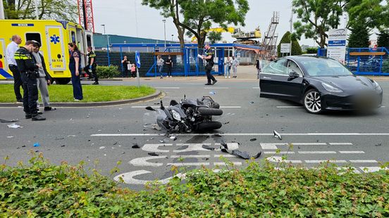 Motorrijder zwaargewond na botsing | Vrachtwagen met laminaat gekanteld.