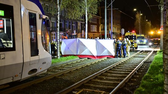 Fietser overleden na aanrijding met tram op Waldeck Pyrmontkade. Fietser overleden na aanrijding met tram op Waldeck Pyrmontkade.