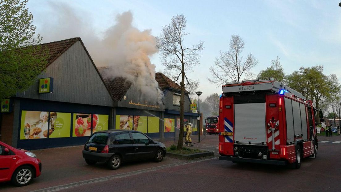 Supermarkt in Rolde in brand (Rechten: Van Oost Media)