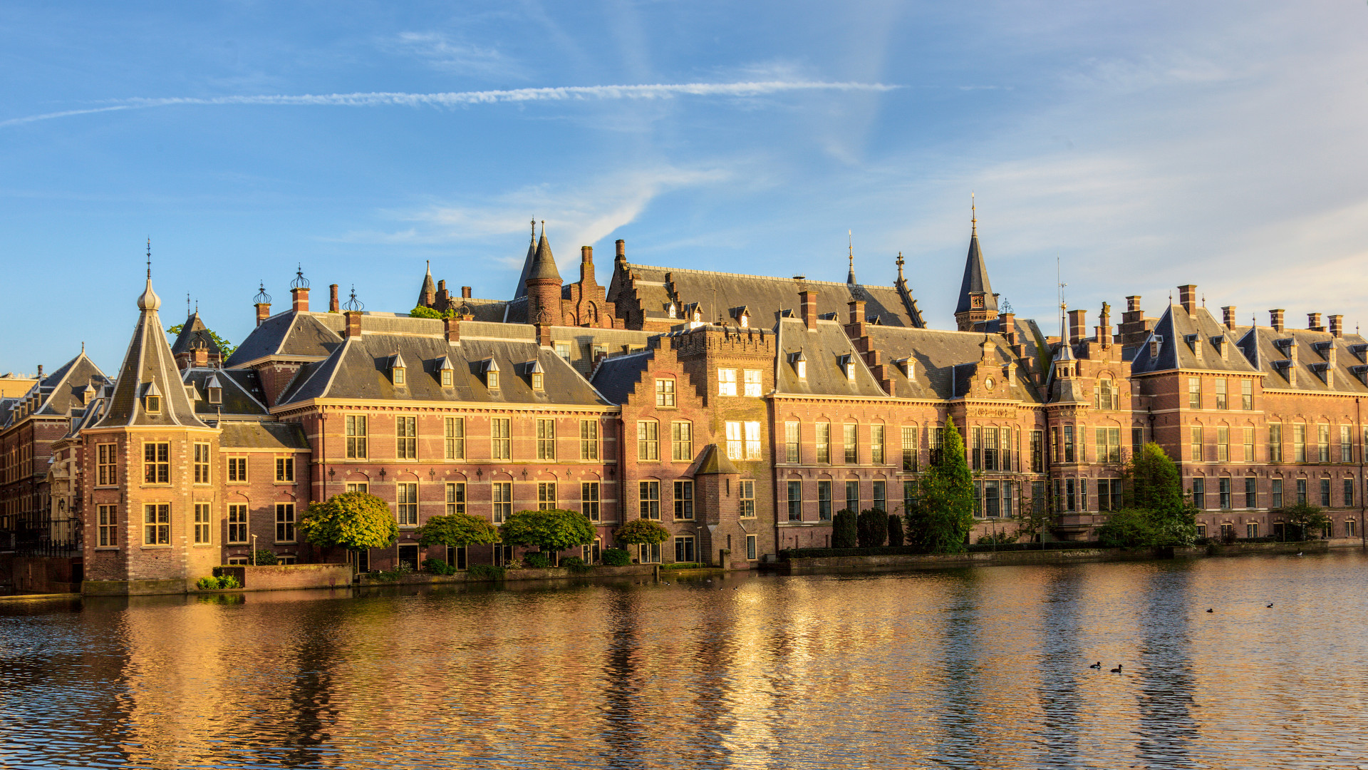 Het Torentje en de regeringsgebouwen vanaf de Hofvijver