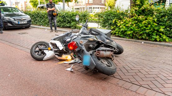 Botsing nadat scooterrijder omkeert | Vluchtende motorrijder klapt na dollemansrit op vrachtwagen. Botsing nadat scooterrijder omkeert | Vluchtende motorrijder klapt na dollemansrit op vrachtwagen.