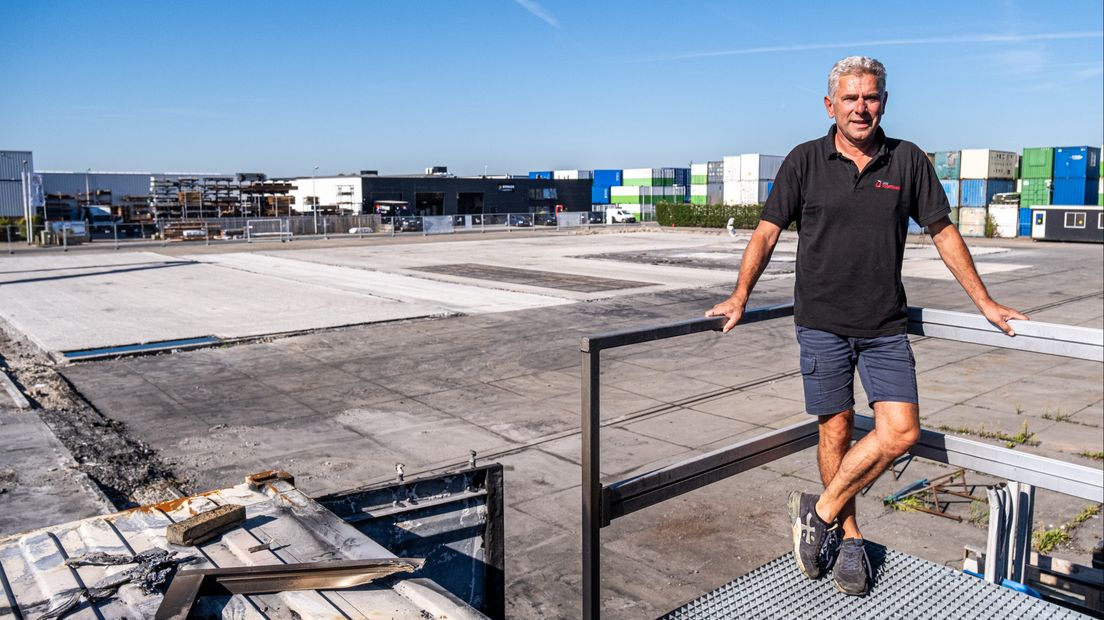 Edwin van Egmond op de plek waar zijn bedrijf werd verwoest door de brand