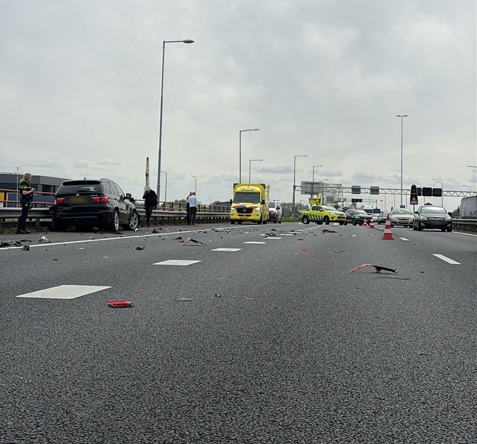 Eén rijstrook is open en de weg ligt bezaaid met brokstukken.