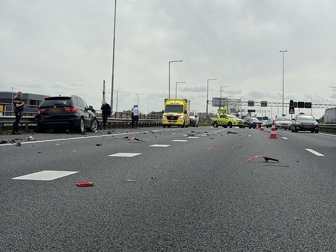 Eén rijstrook was open en de weg lag bezaaid met brokstukken.