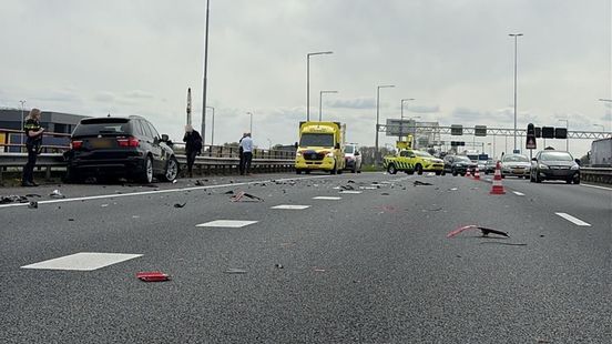 Ongeluk leidt tot afsluiting snelweg, verkeer loopt vast bij Gorinchem. Ongeluk leidt tot afsluiting snelweg, verkeer loopt vast bij Gorinchem.
