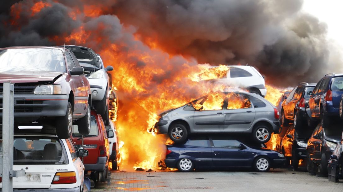 Brandende auto's op het terrein van het autodemonteerbedrijf (Rechten: De Vries Media)