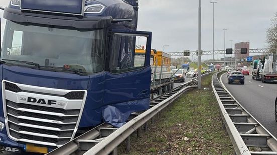 Vrachtwagen tegen vangrail, ook ongeluk in staart van file. Vrachtwagen tegen vangrail, ook ongeluk in staart van file.