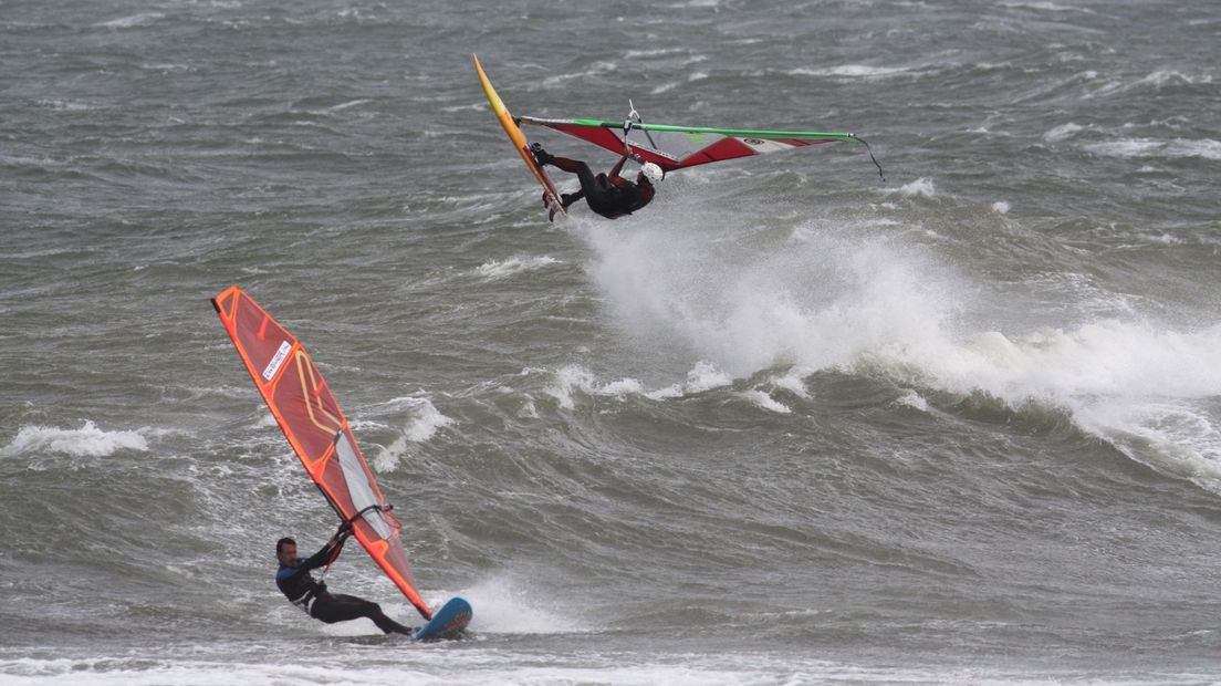 Windsurfers trotseren de storm