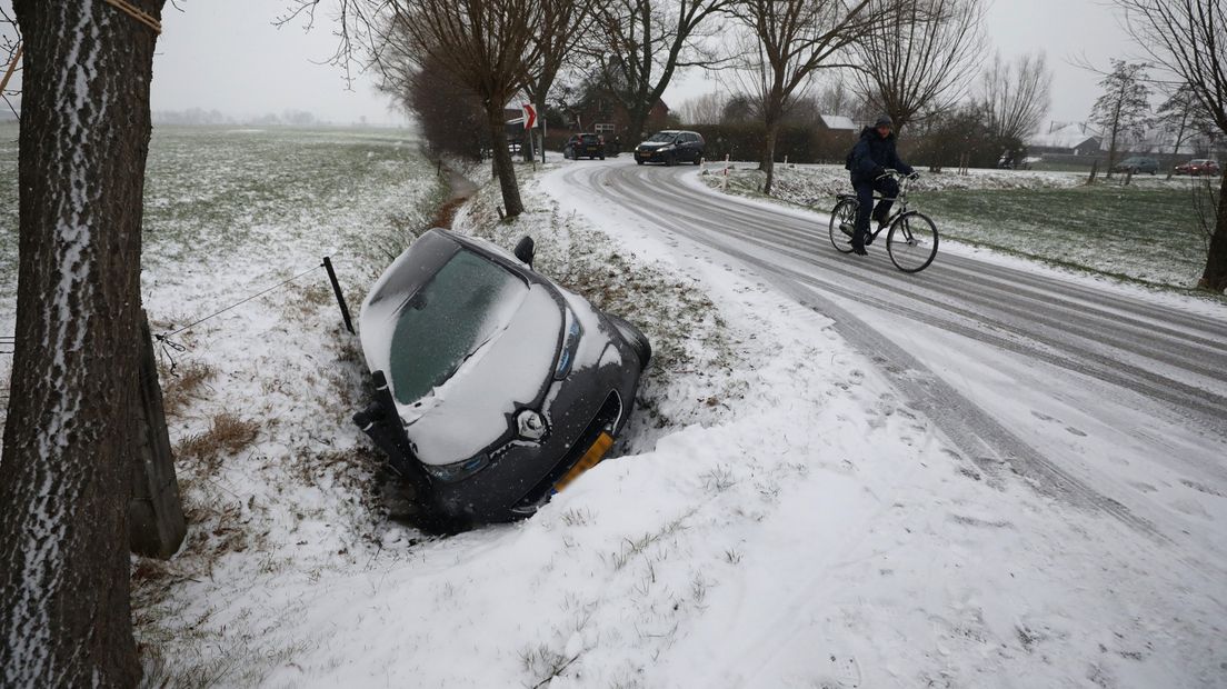 Auto in de sloot in Soest.