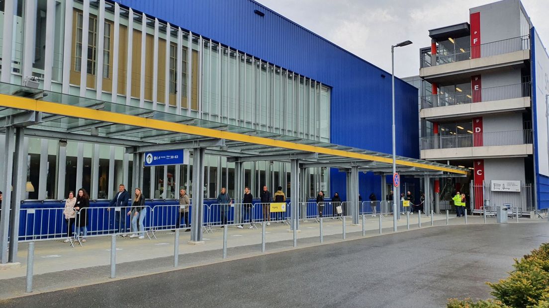 Een rij voor de ingang van de IKEA in Delft. I