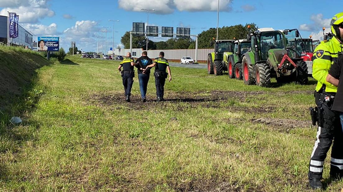 Boer Thijs wordt geboeid afgevoerd.