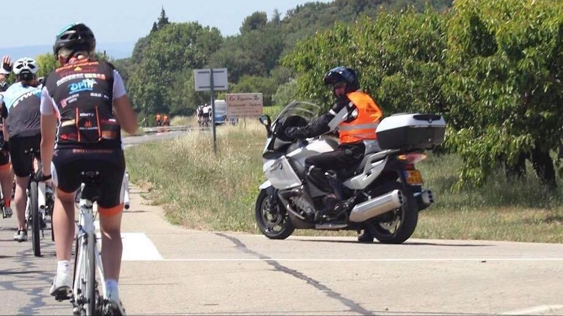 Niels als motor-escorte aan het werk tijdens de voorbereiding op de Mont Ventoux Challenge