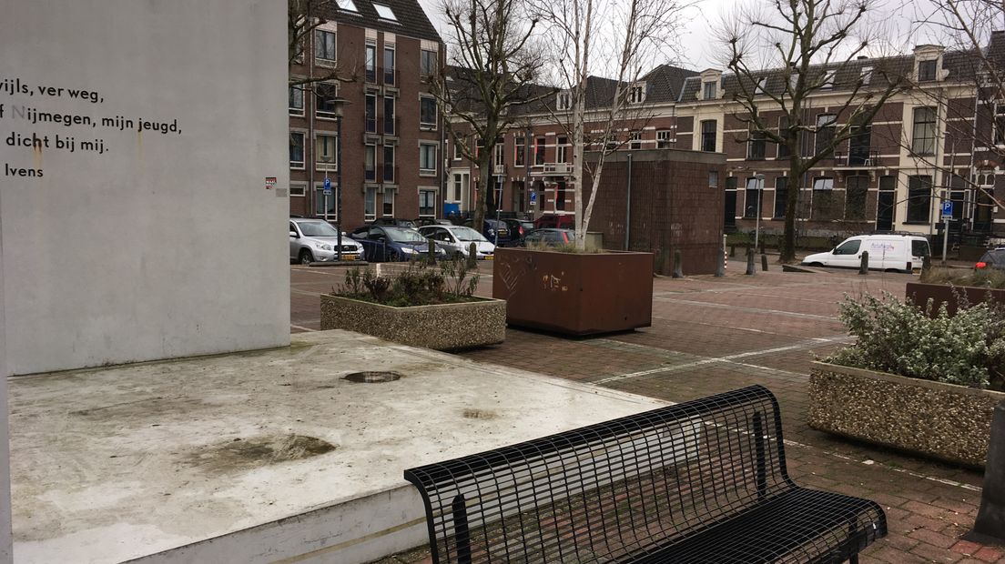 Nu oogt het nog wat saai, en inwoners ervaren er overlast van onder meer dealen. Maar als het aan wethouder Helmer-Englebert ligt wordt het Joris Ivensplein in Nijmegen een 'place to be'. Dit jaar wordt het plein opnieuw ingericht.