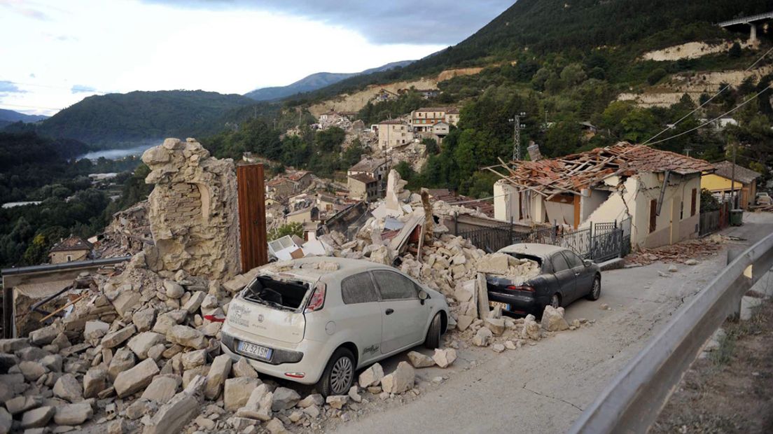 Ravage vlakbij het epicentrum in Pescara del Tronto.