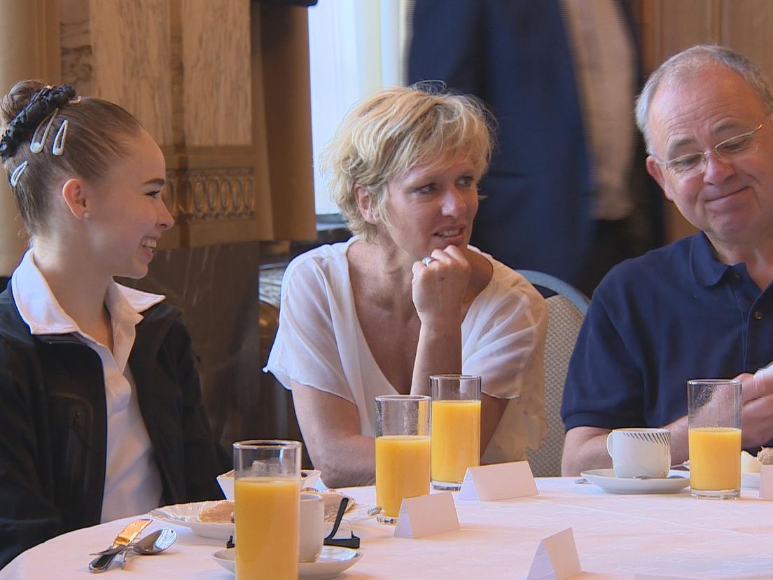 Eythora Thorsdottir (links) laat NK schieten