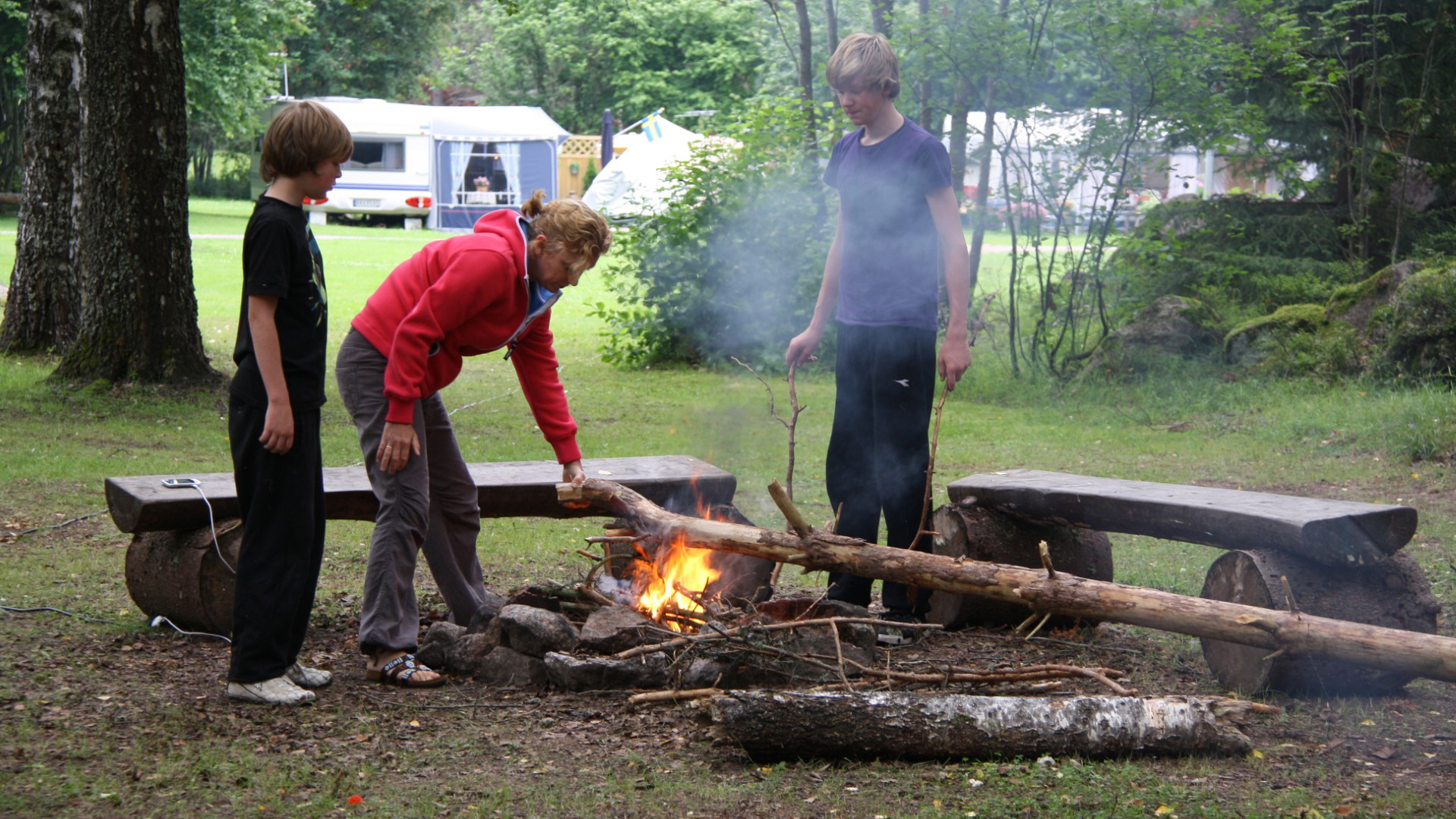 It mei hjir: campinggasten oan it brantsje baarnen