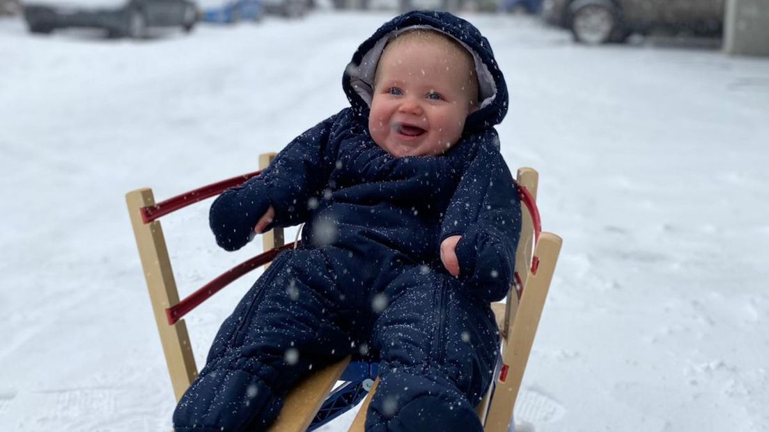 James (7 maanden oud) heeft het naar zijn zin in de sneeuw
