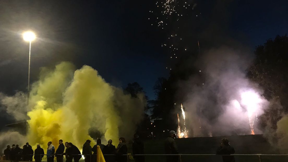 Een prima sfeertje voorafgaand aan de derby die door zo'n 1500 mensen werd bezocht