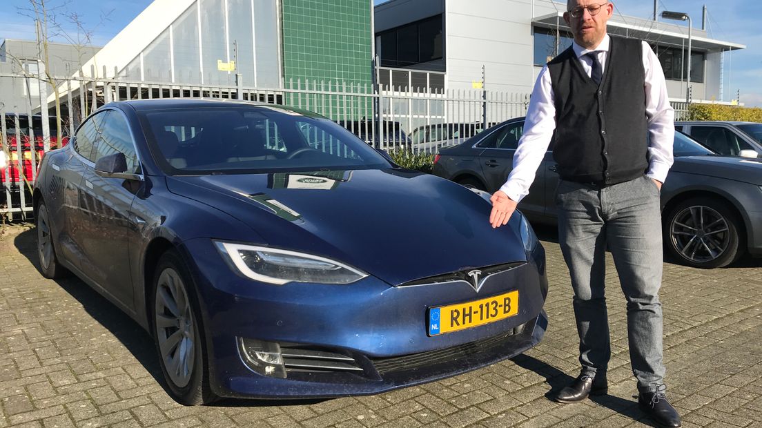 CDA-raadslid Erik Jan Kreuze bij een Tesla (Rechten: Serge Vinkenvleugel/RTV Drenthe)