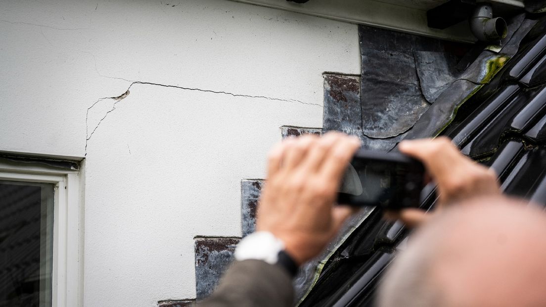 Een man inspecteert de schade aan zijn woning in Niebert