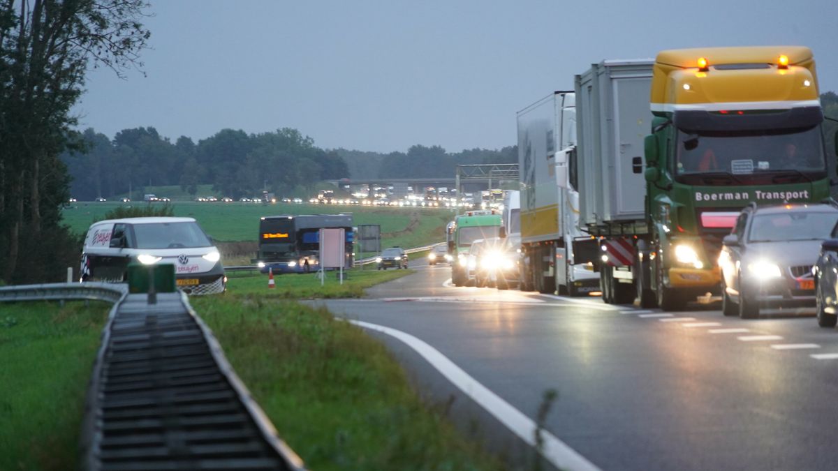 Kop-staart botsing zorgt voor file op A28 bij De Punt