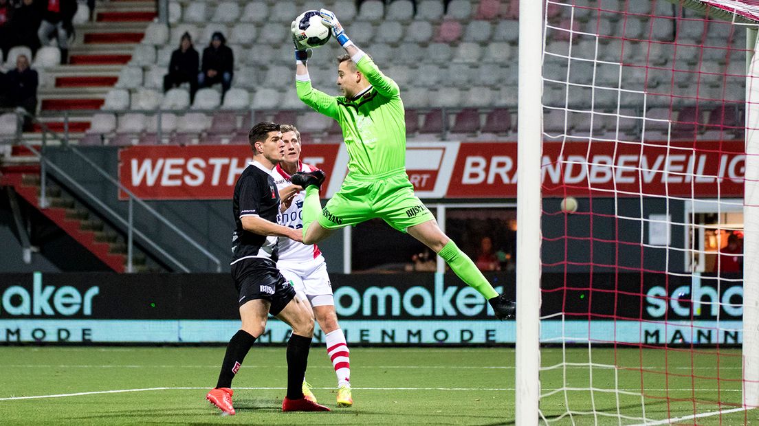 FC Emmen kreeg de meeste kansen, maar wist MVV-doelman Bo Geens niet te passeren (foto Roel Bos)