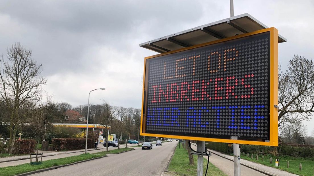 Een matrixbord waarschuwt voor inbrekers in Groningen