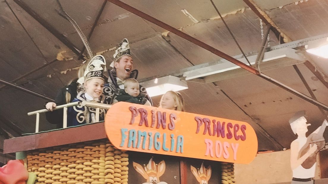 De prins bovenop de carnavalswagen voordat hij afbrandde