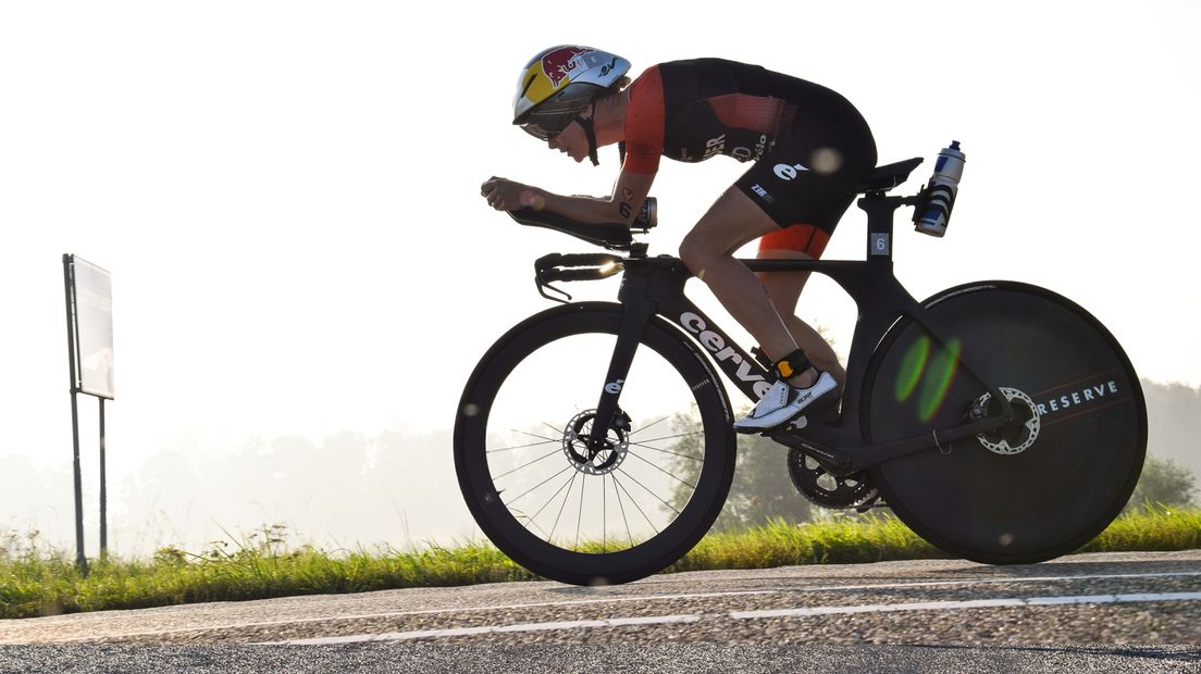 Els Visser tijdens het fietsgedeelte van een triatlon