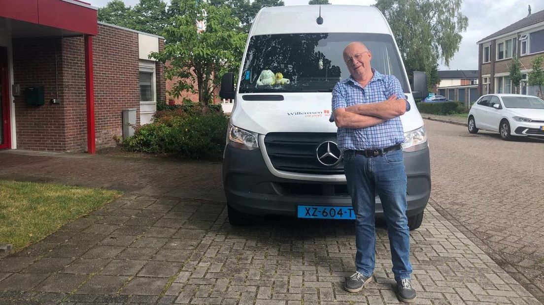 Roelof voor z'n bus van Willemsen de Koning waarmee hij de kinderen vervoert.