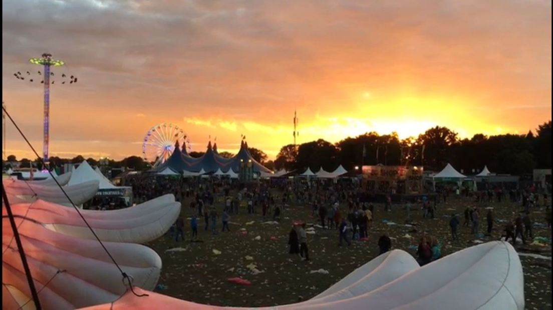 De tweede dag van de Zwarte Cross. In de middag kon het af en toe flink plenzen, maar de echte bezoeker van de Zwarte Cross trok de laarzen aan om te genieten van de muziek met een pilsje erbij. De afsluiter van de avond was het allerlaatste optreden van Jovink!