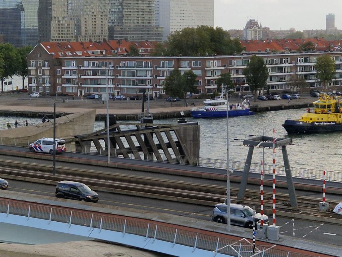 Erasmusbrug richting centrum gestremd door incident, verkeer muurvast - Rijnmond