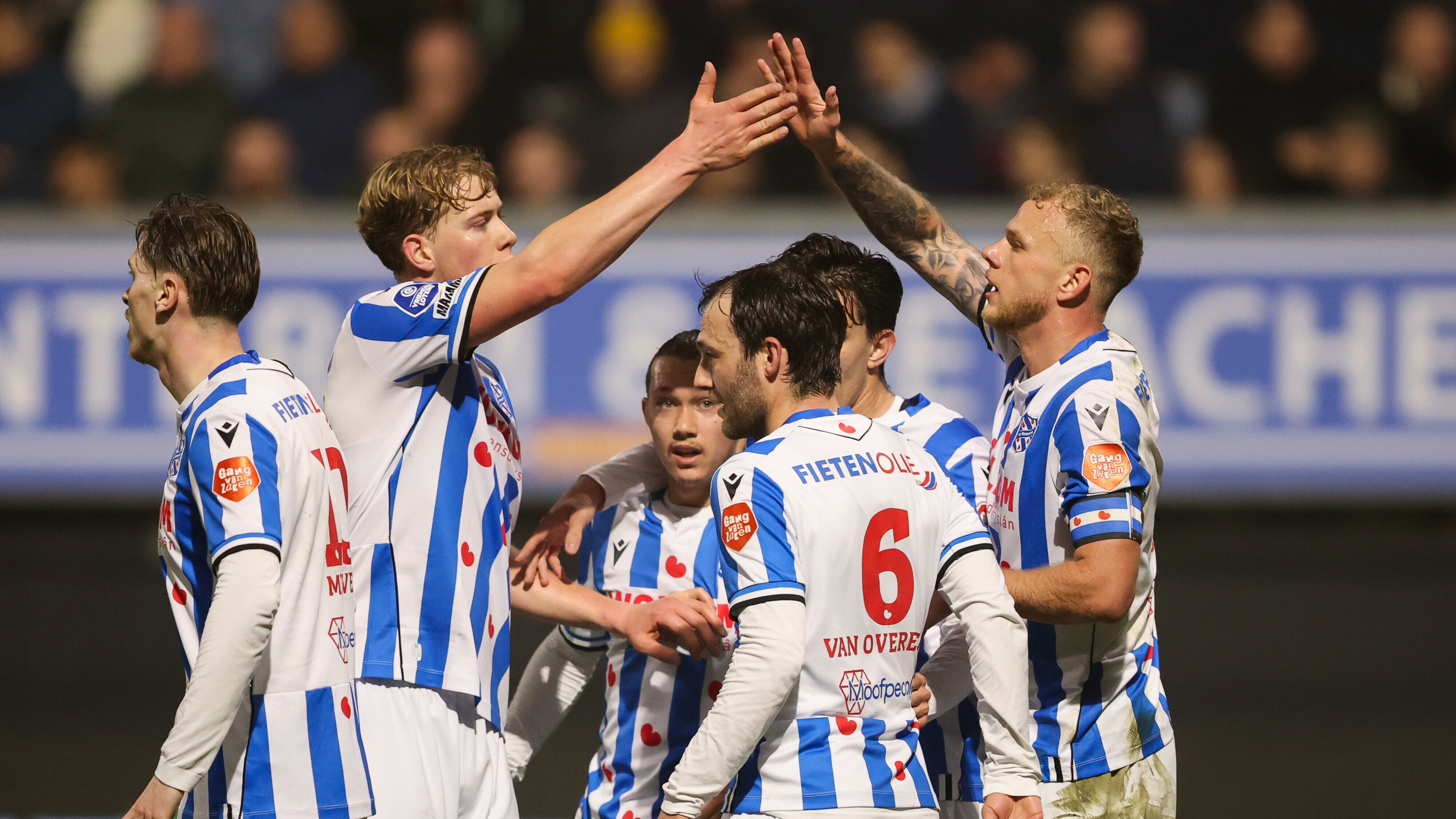 De goal van Brouwers wordt gevierd
