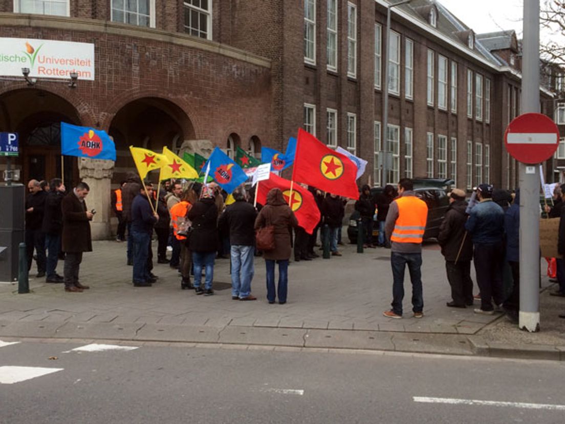 Bijna honderd actievoerders protesteren tegen de rector van de Islamitische Universiteit Rotterdam