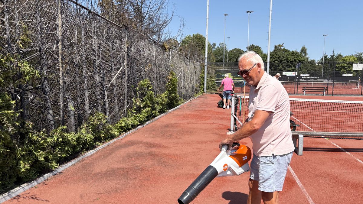 Vrijwilligers ruimen resten van brand bij RC de Weide in Hoogeveen op: 'Banen moeten wel netjes zijn