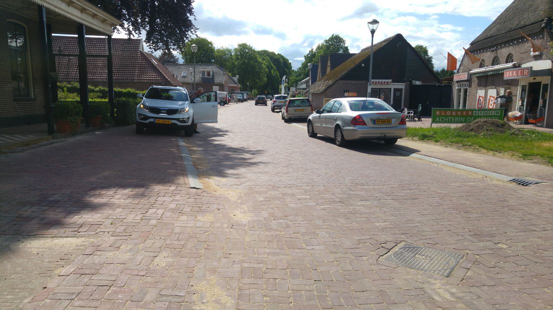 Mensen parkeren hun auto's gewoon op de stoep in Vries (Rechten: Anneke Lubbers)