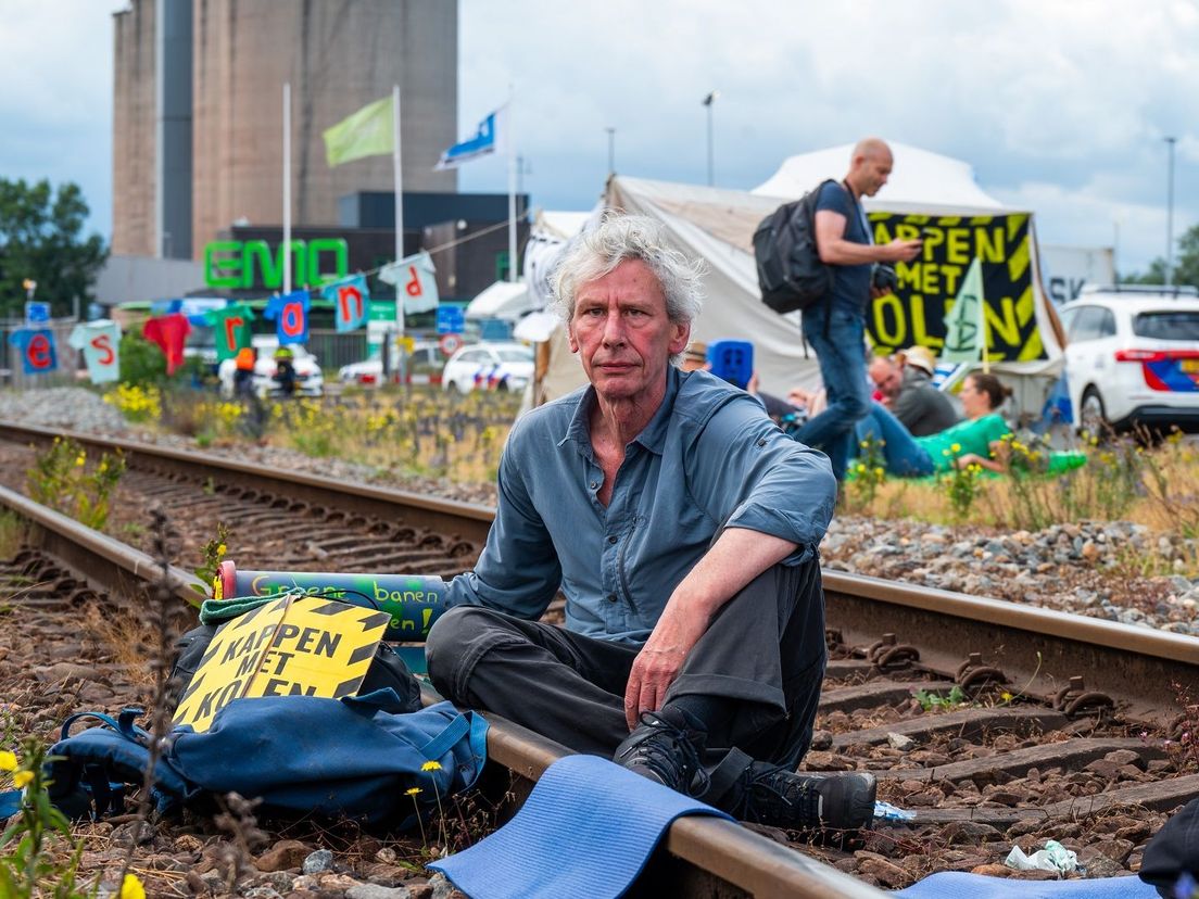 Een activist van Extinction Rebellion heeft zich vastgemaakt aan de spoorlijn naar de kolenoverslagbedrijf EMO.
