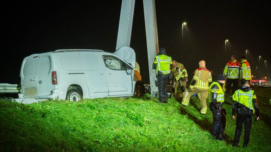 Ernstig ongeluk op A12, bestuurder naar ziekenhuis. Ernstig ongeluk op A12, bestuurder naar ziekenhuis.
