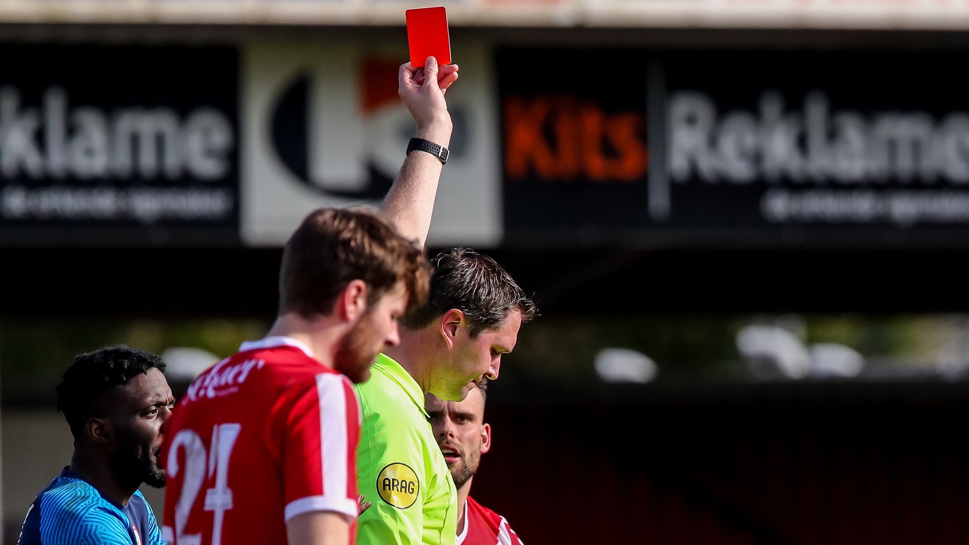 Mark Bruintjes fan Harkemase Boys krijt in reade kaart
