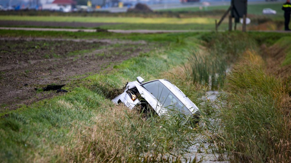 Vrouw belandt met auto in de sloot bij Sexbierum
