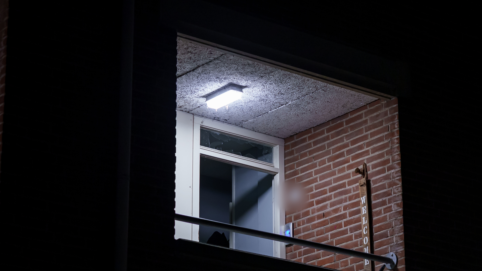 Bij een explosie aan de Markgraaflaan raakte een voordeur beschadigd.