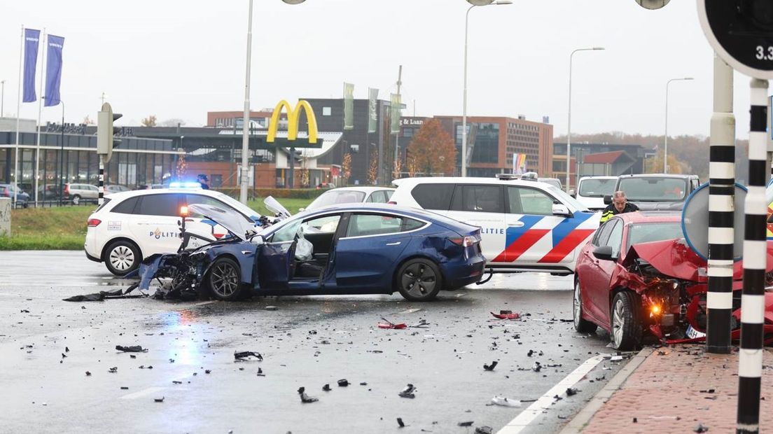 Twee auto's botsten frontaal op elkaar in Nijverdal.