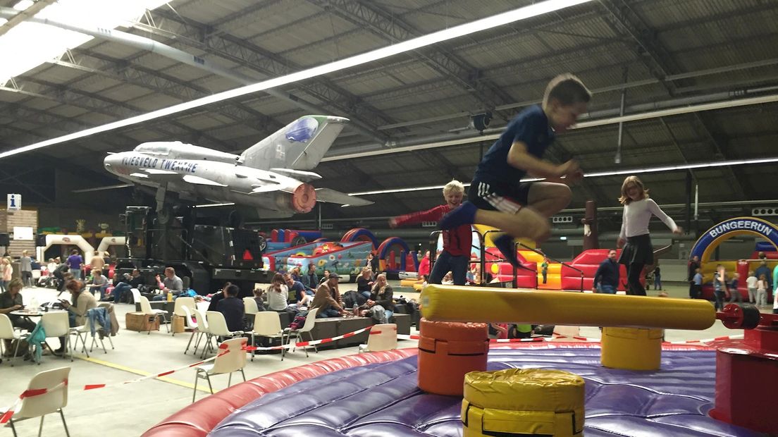 Kinderen genieten op Springkussen Festival in Enschede