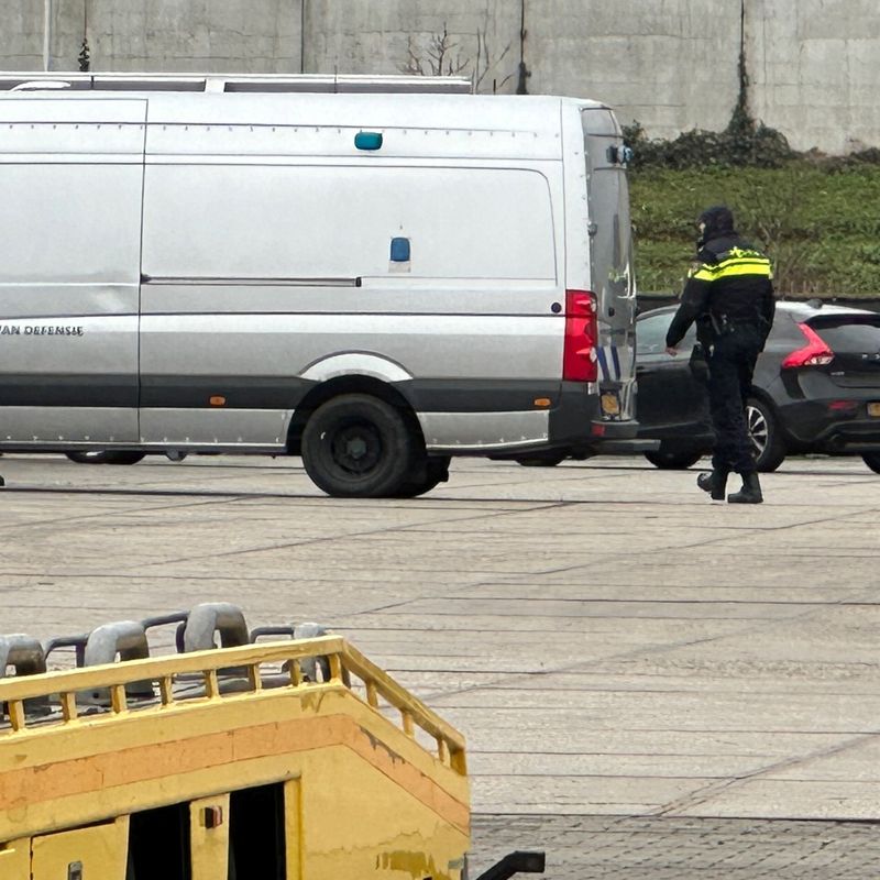 Politie en EOD doorzoeken in beslag genomen auto
